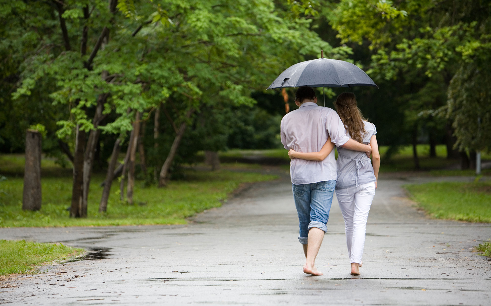 Love Couples Romance in the Rain Background