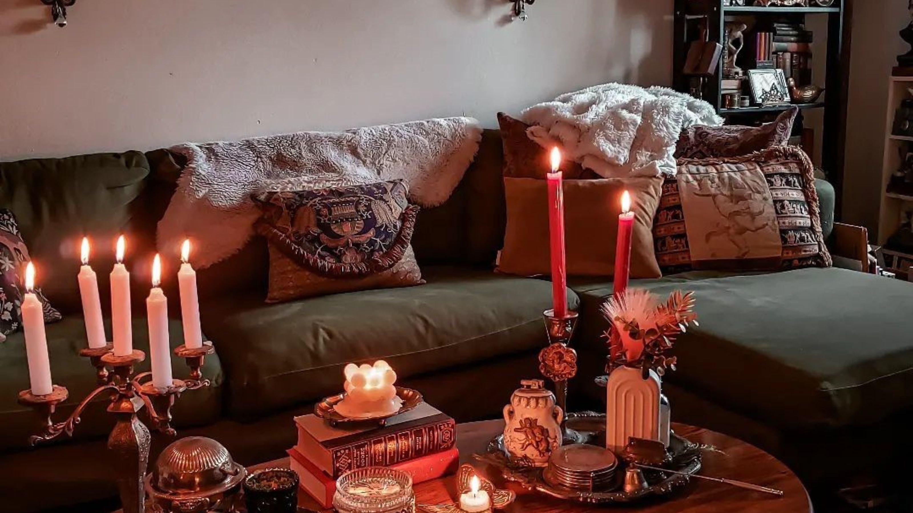 What is dark academia decor