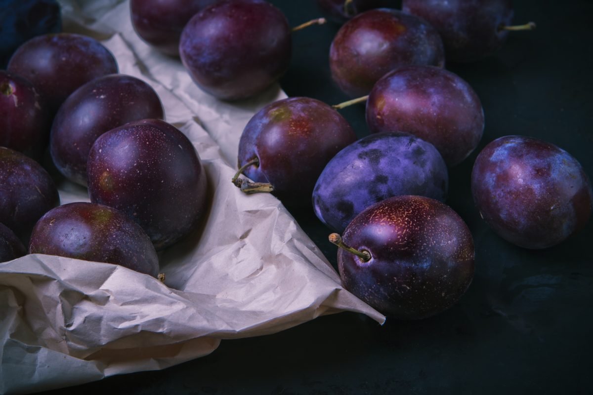 Fresh plums close up. Picture of food • Foodiesfeed • Food picture —Picture of food • Foodiesfeed • Food picture