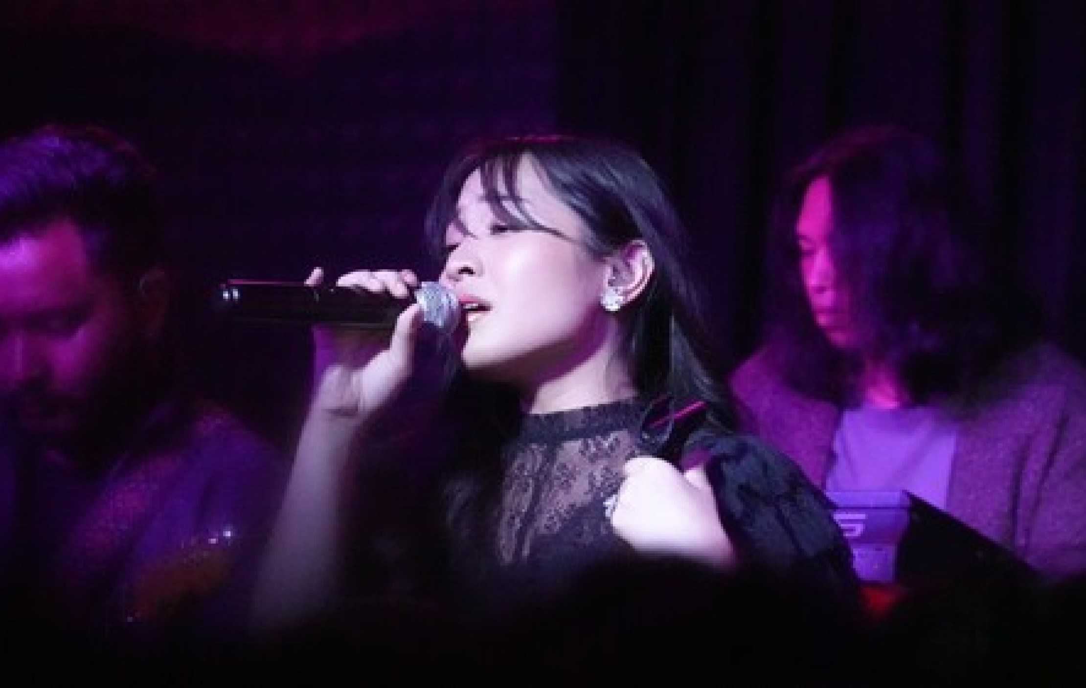 SIHIR PENONTON DENGAN LAGU GALAUNYA, BERNADYA SUKSES BUKA 'TUR BERJALAN'