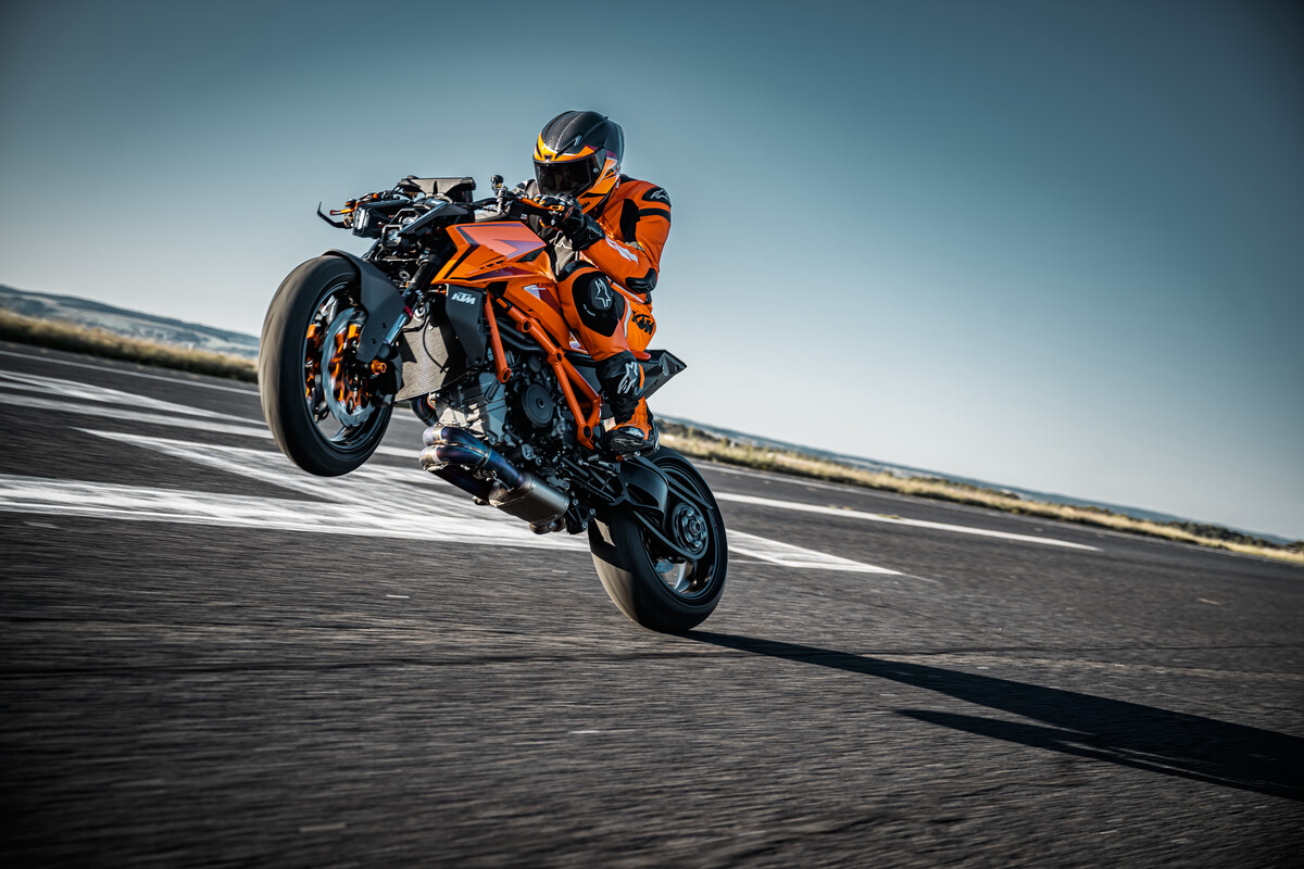 INTRODUCING THE KTM 1390 SUPER DUKE R