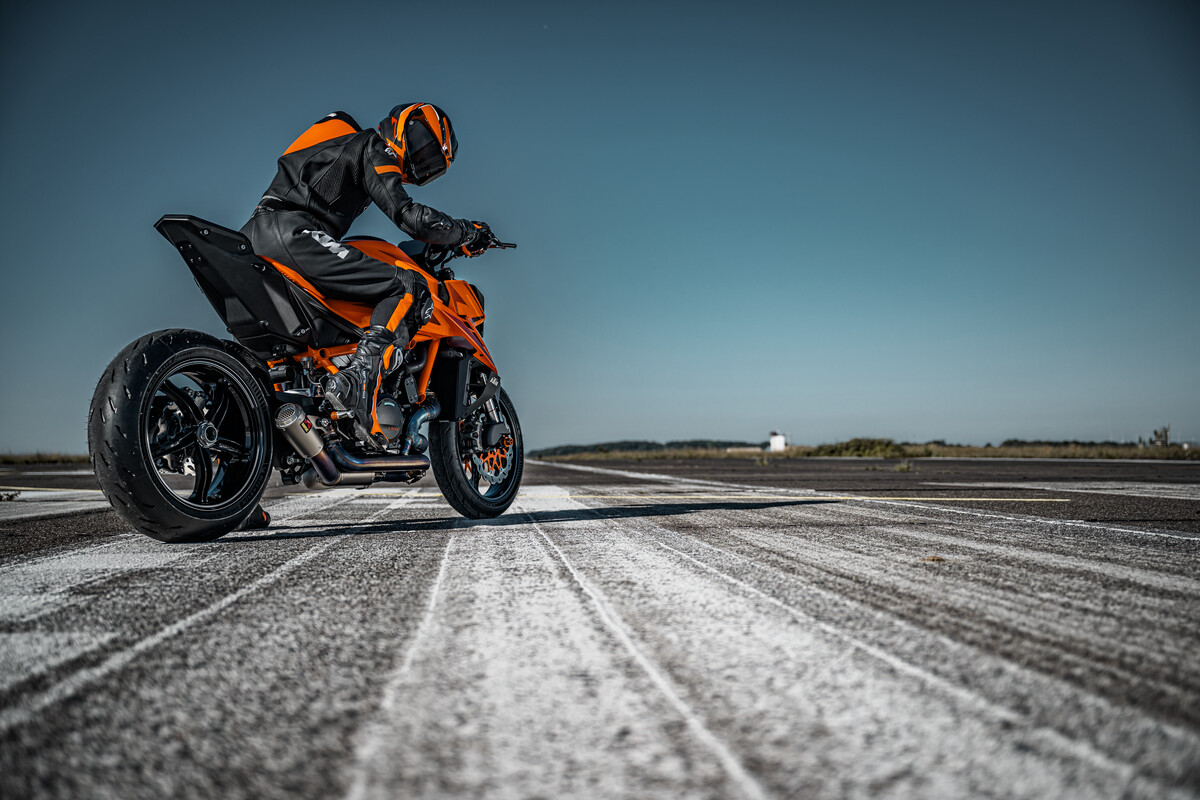 INTRODUCING THE KTM 1390 SUPER DUKE R