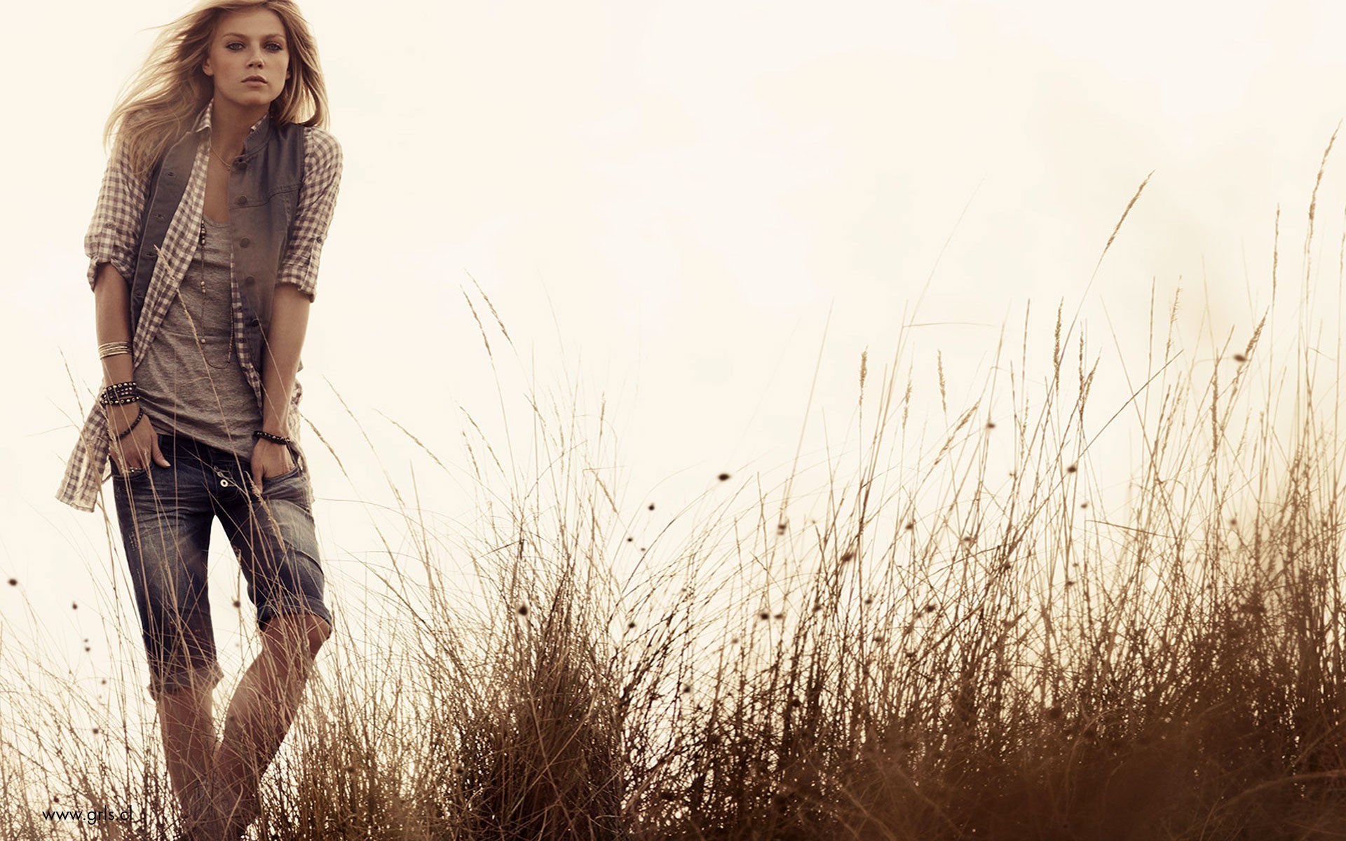 Fashion Girl Model Field Wallpaper Desktop Background