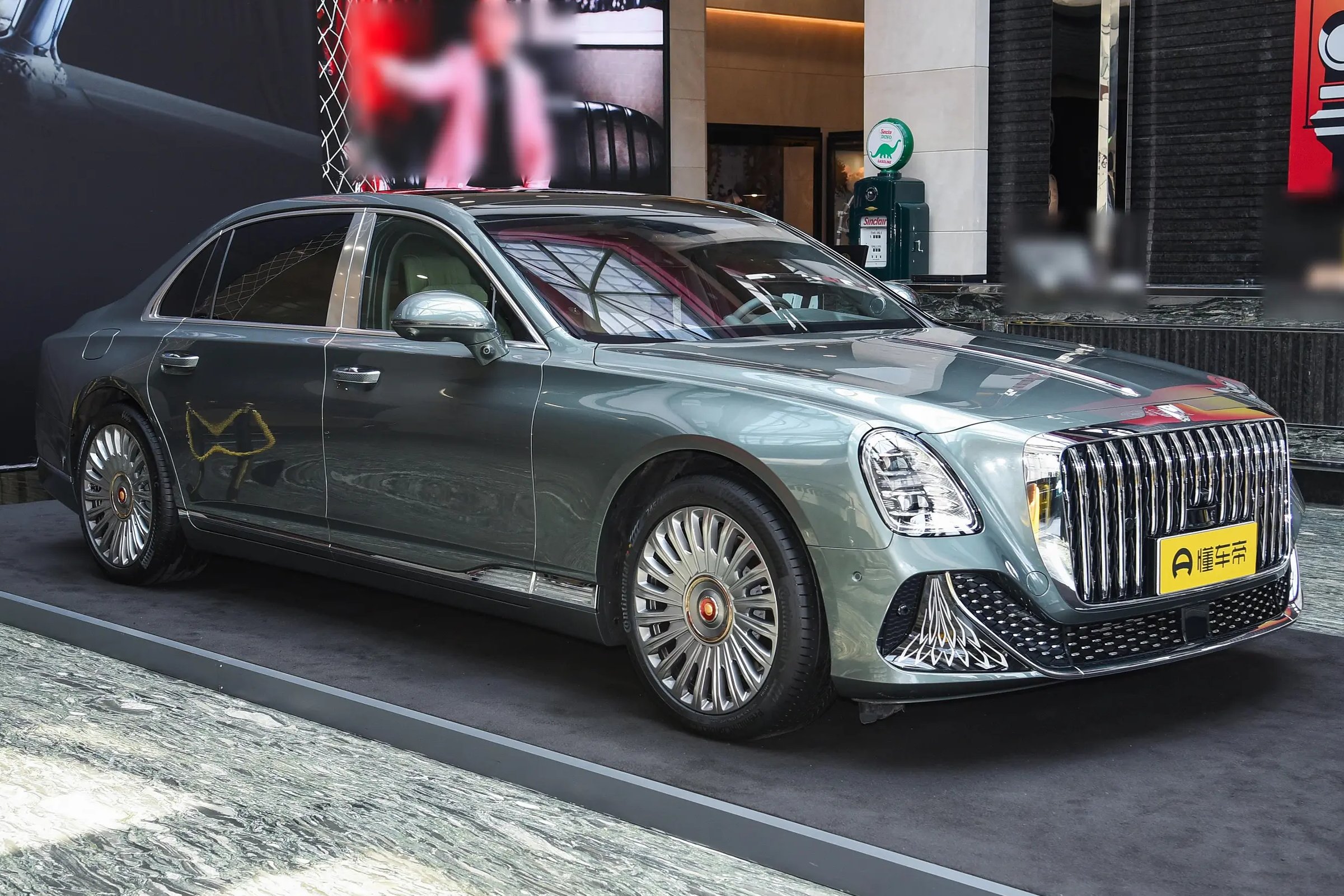 Tycho de Feijter Guoya luxury limousine the dealer. Hongqi is a Chinese car brand under FAW. The Hongqi Guoya is a new flagship luxury sedan aimed