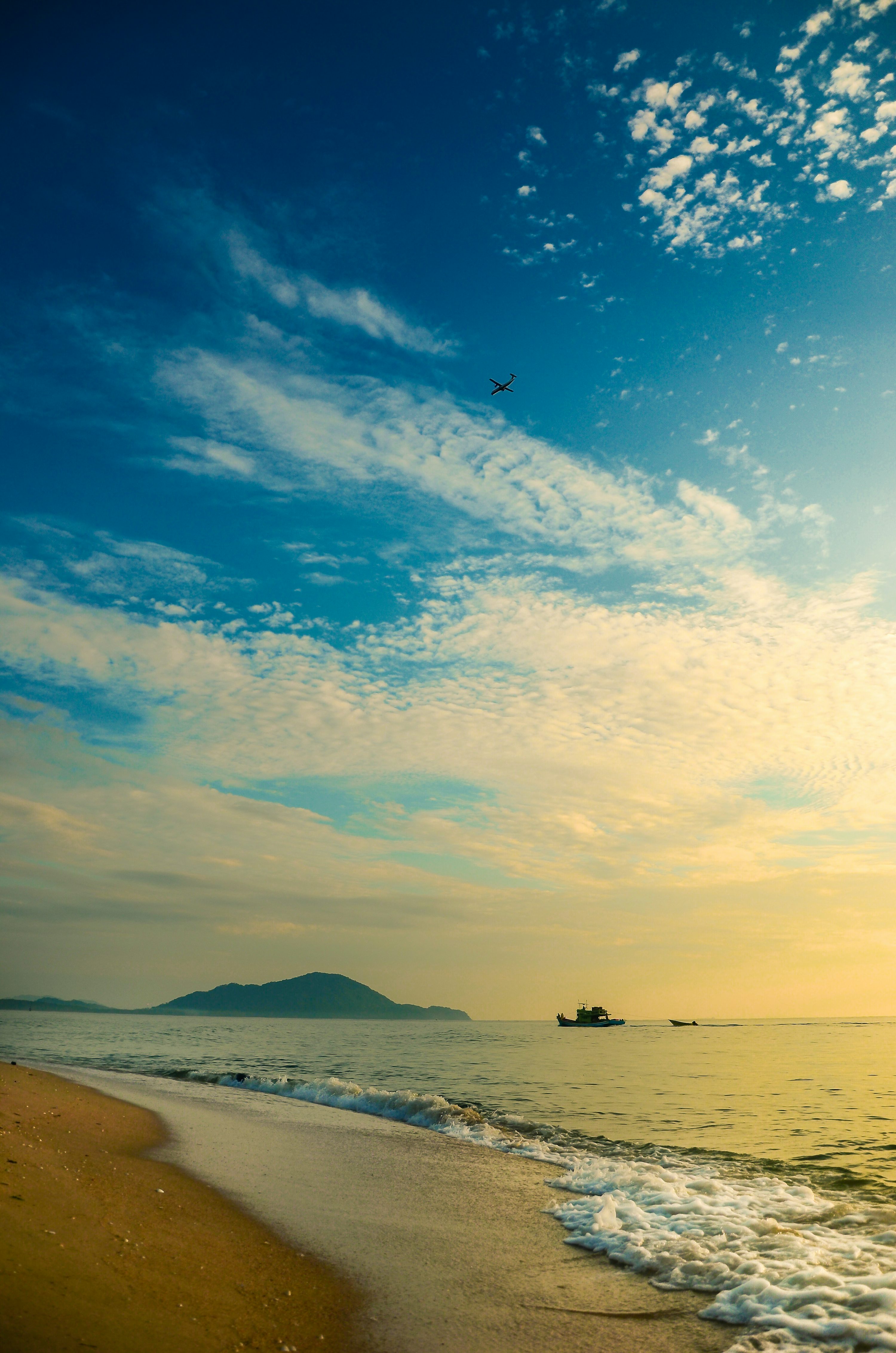 Ocean during daytime photo