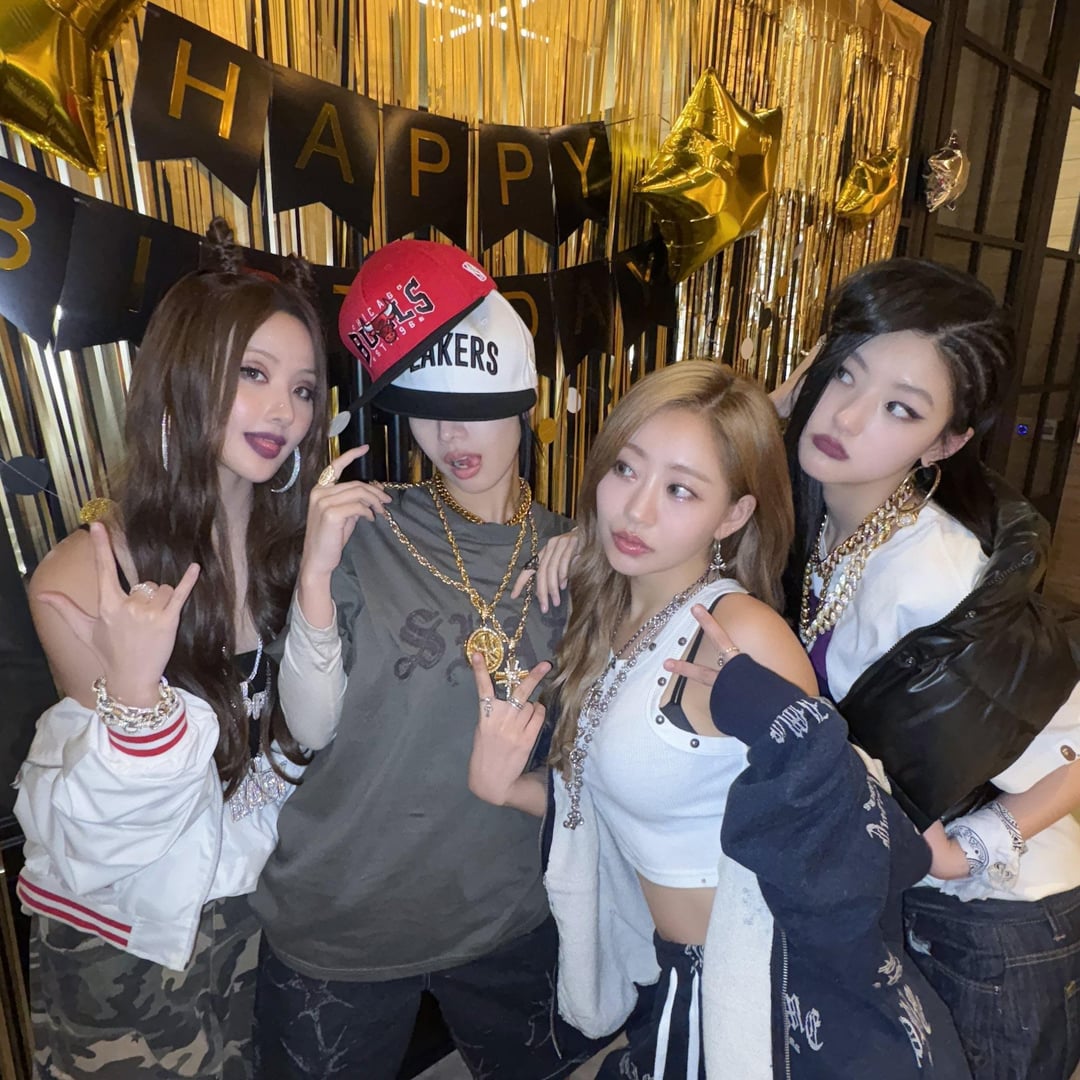 Kiss Of Life's Julie Birthday Stream with a black culture(?) theme