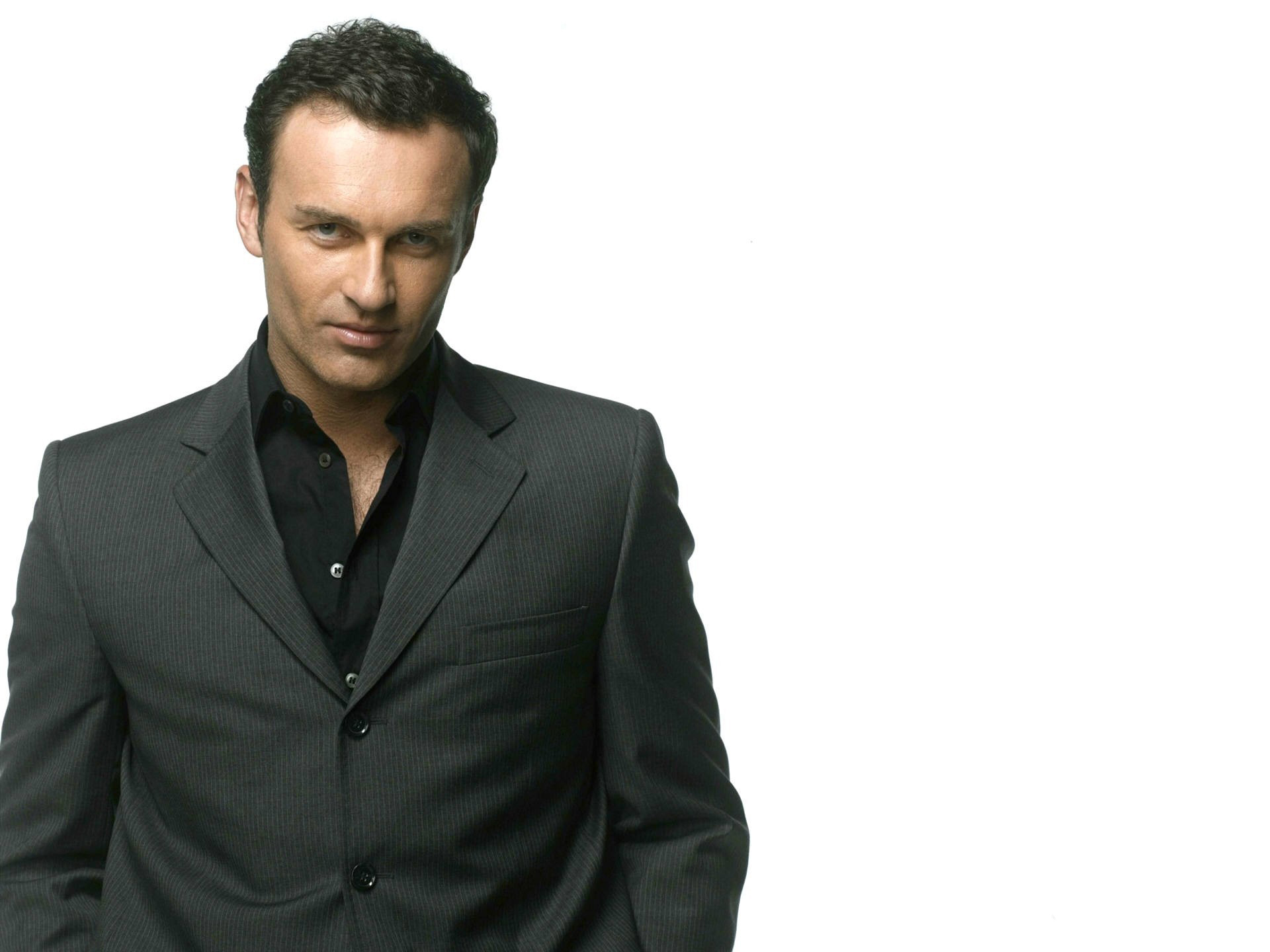 Wallpaper look, pose, costume, actor, Julian McMahon, Julian McMahon for mobile and desktop, section мужчины, resolution 1920x1440
