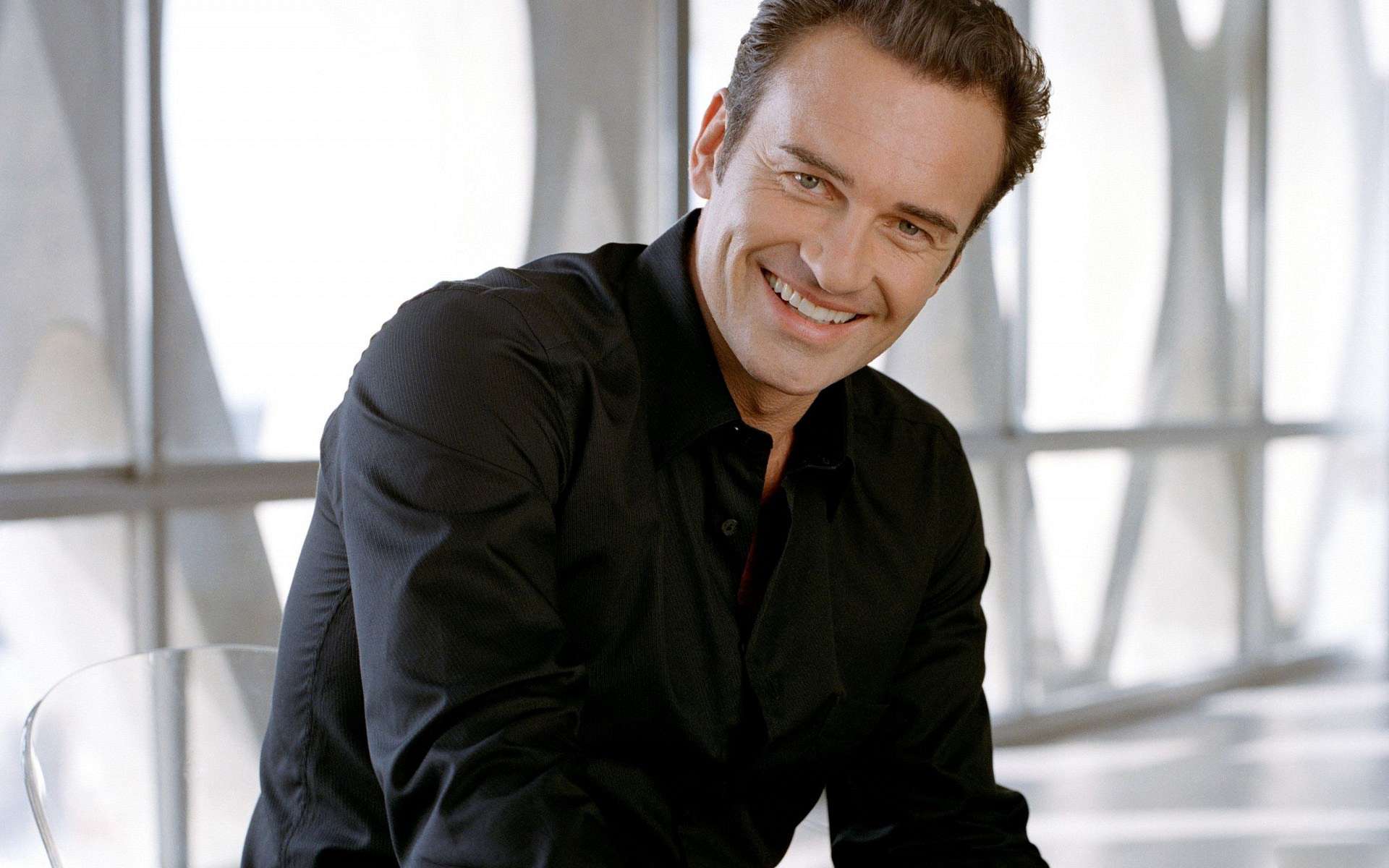 HD Celebrity Spotlight: Julian McMahon in Style