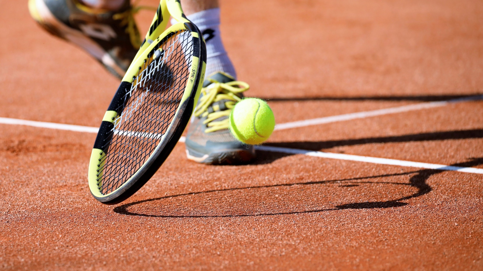Man playing tennis on the court Desktop wallpaper 1600x900