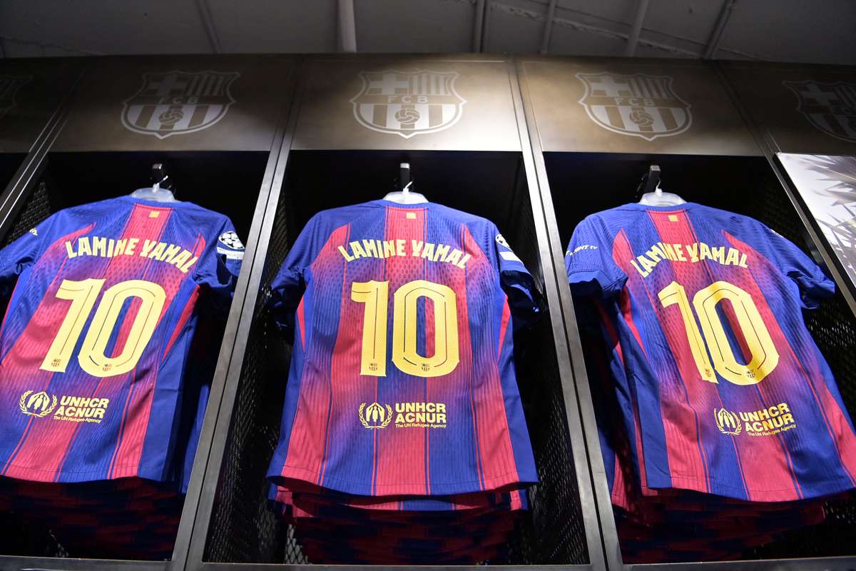 Lamine Yamal handed number 10 shirt at Barcelona
