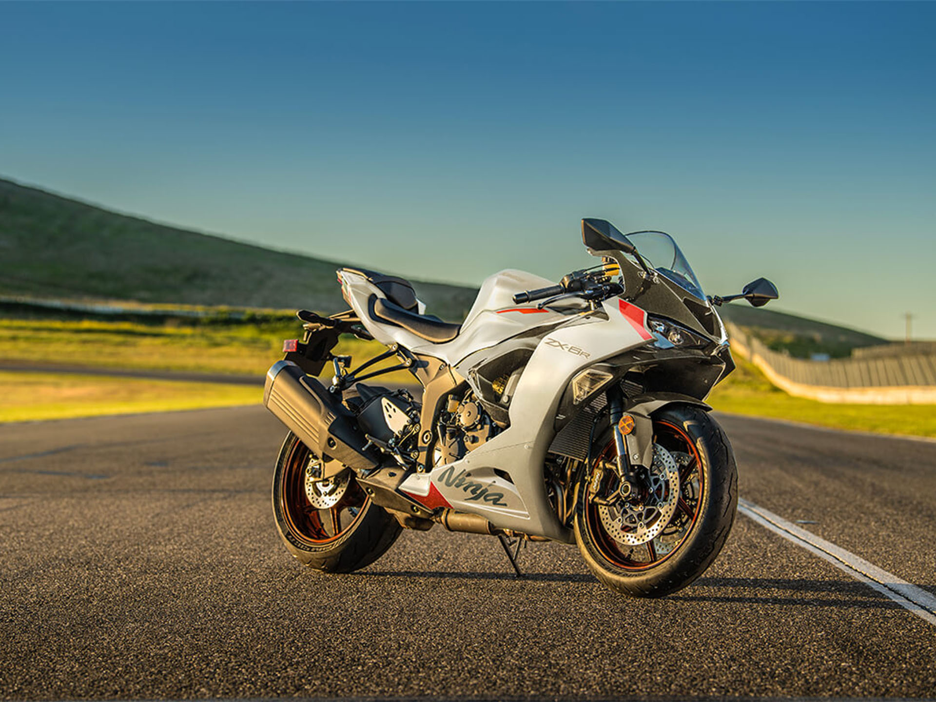 New 2025 Kawasaki Ninja ZX 6R ABS, Buckhannon WV. Specs, Price, Photo. Pearl Robotic White / Metallic Graphite Gray