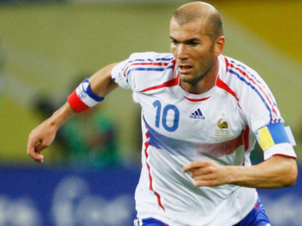 The legend of football Zinedine Zidane on the field Desktop wallpaper 1024x768
