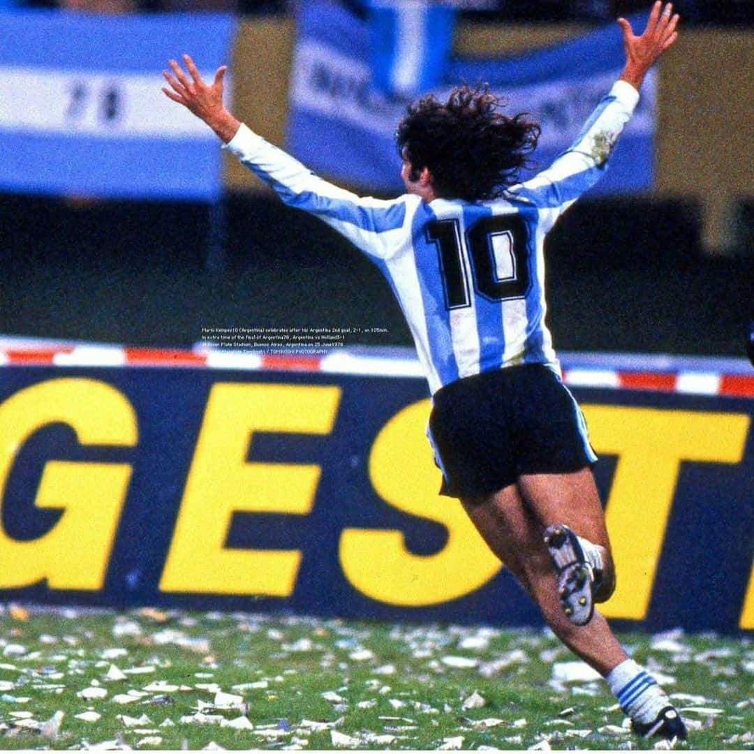 Download Number 10 Mario Kempes Wallpaper