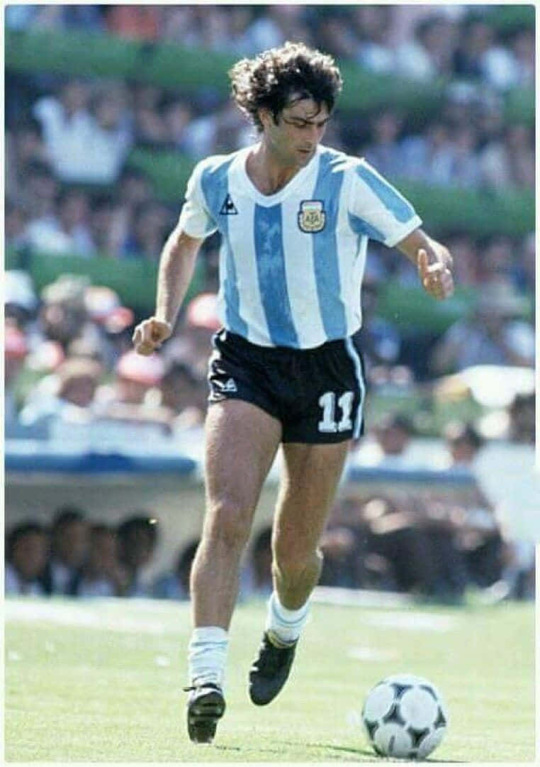 Download Football Star Athlete Mario Kempes Wallpaper