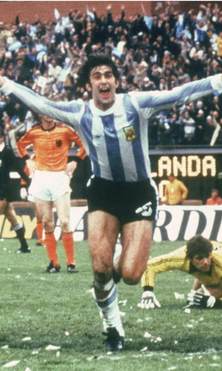 Download Best Football Athlete Mario Kempes Wallpaper