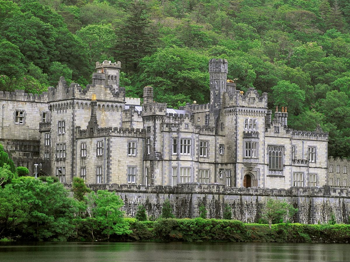 Widescreen Ireland, Castle, River background. FREE Best picture