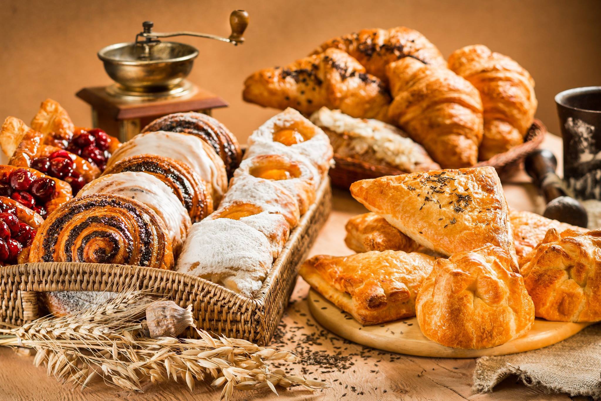 Delicious Viennoiserie Feast: Croissants & Breakfast Pastries HD Wallpaper
