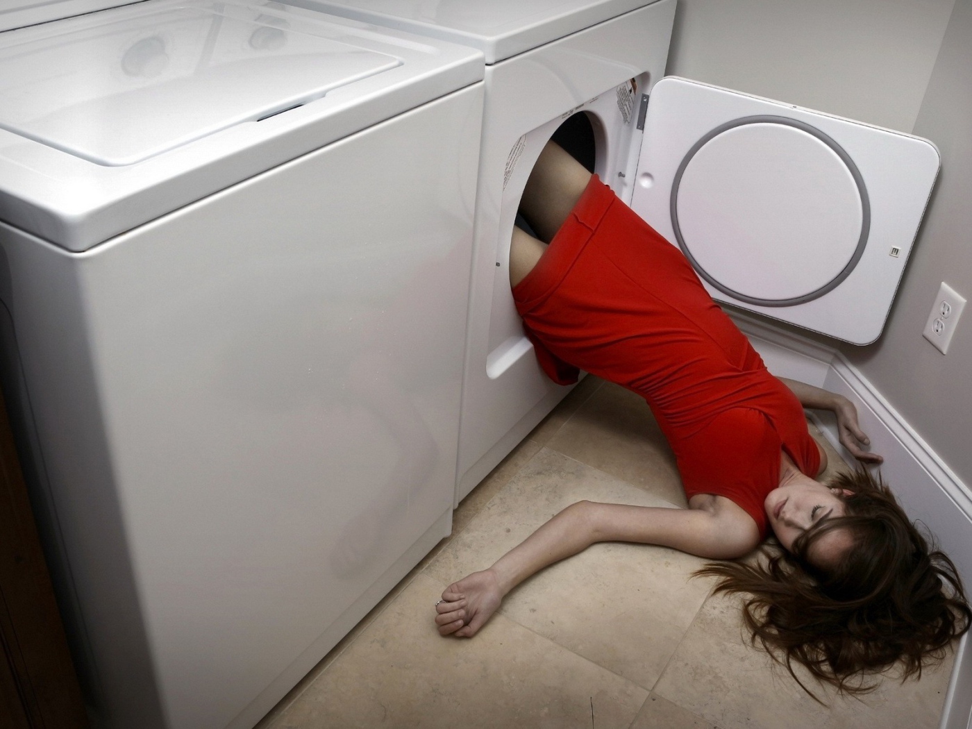 Girl in a washing machine Desktop wallpaper 1400x1050