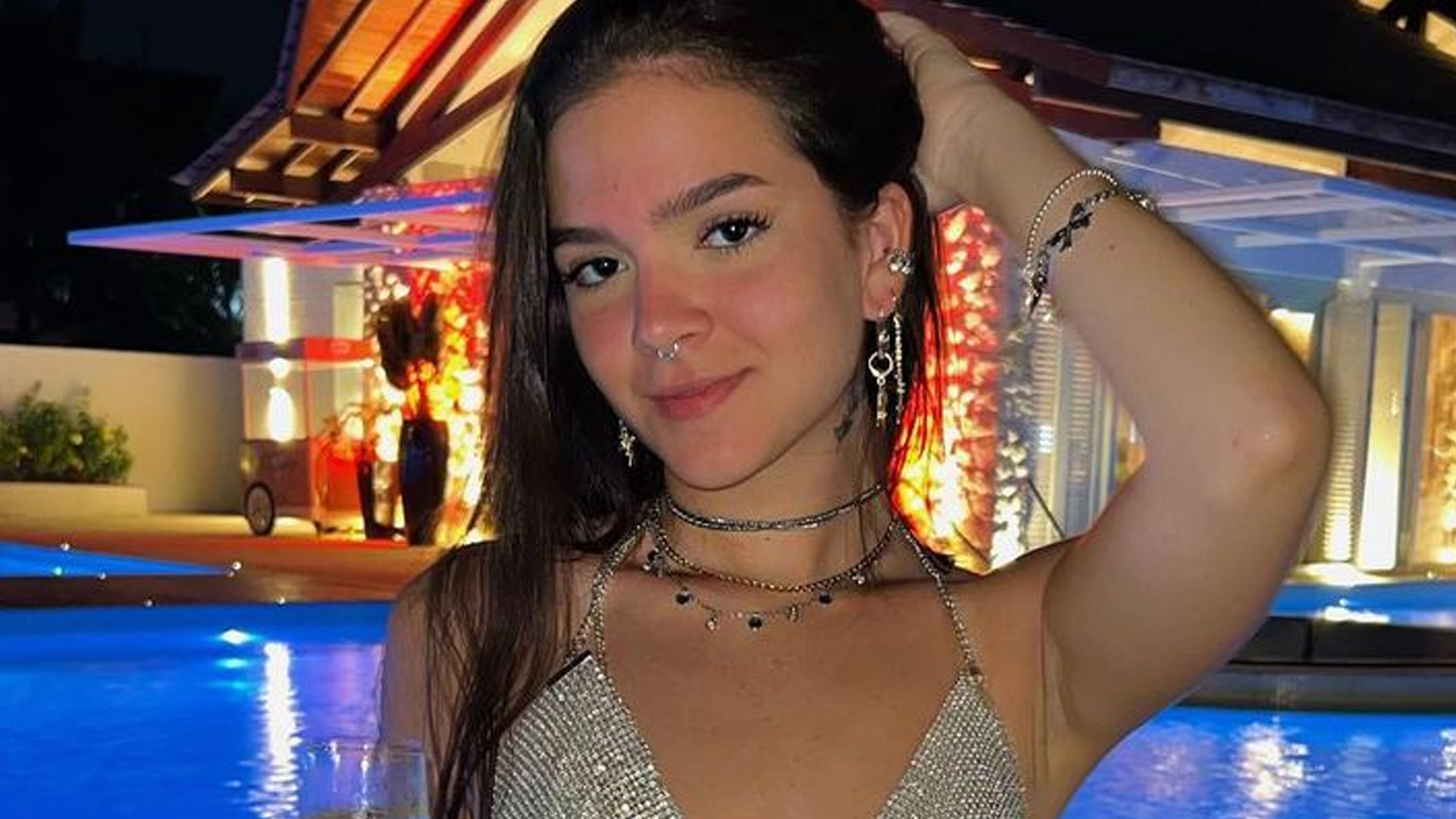 Mel Maia ostenta cinturinha PP de top e shortinho minúsculos: Surra de beleza