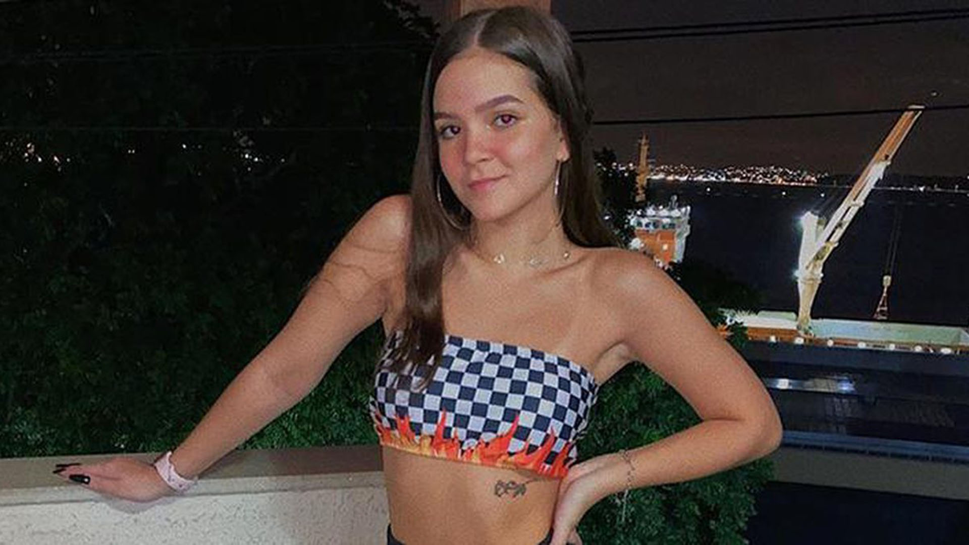 Mel Maia aposta em look curtíssimo e faz a temperatura ferver na web