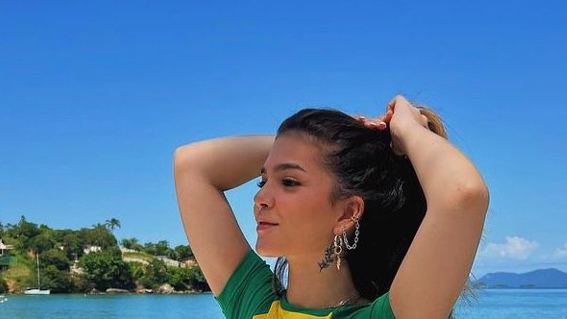 Mel Maia exibe curvas usando biquíni cavadíssimo com as cores do Brasil