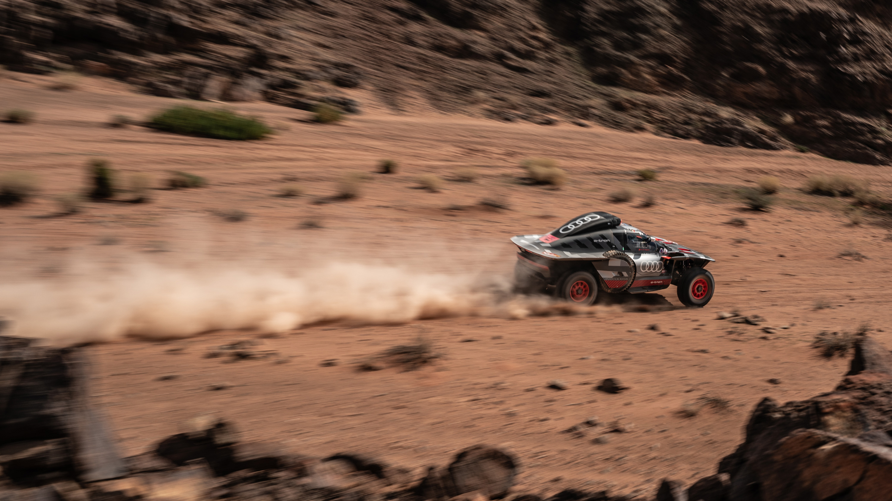 Carlos Sainz goes on a charge during Dakar's opening stage
