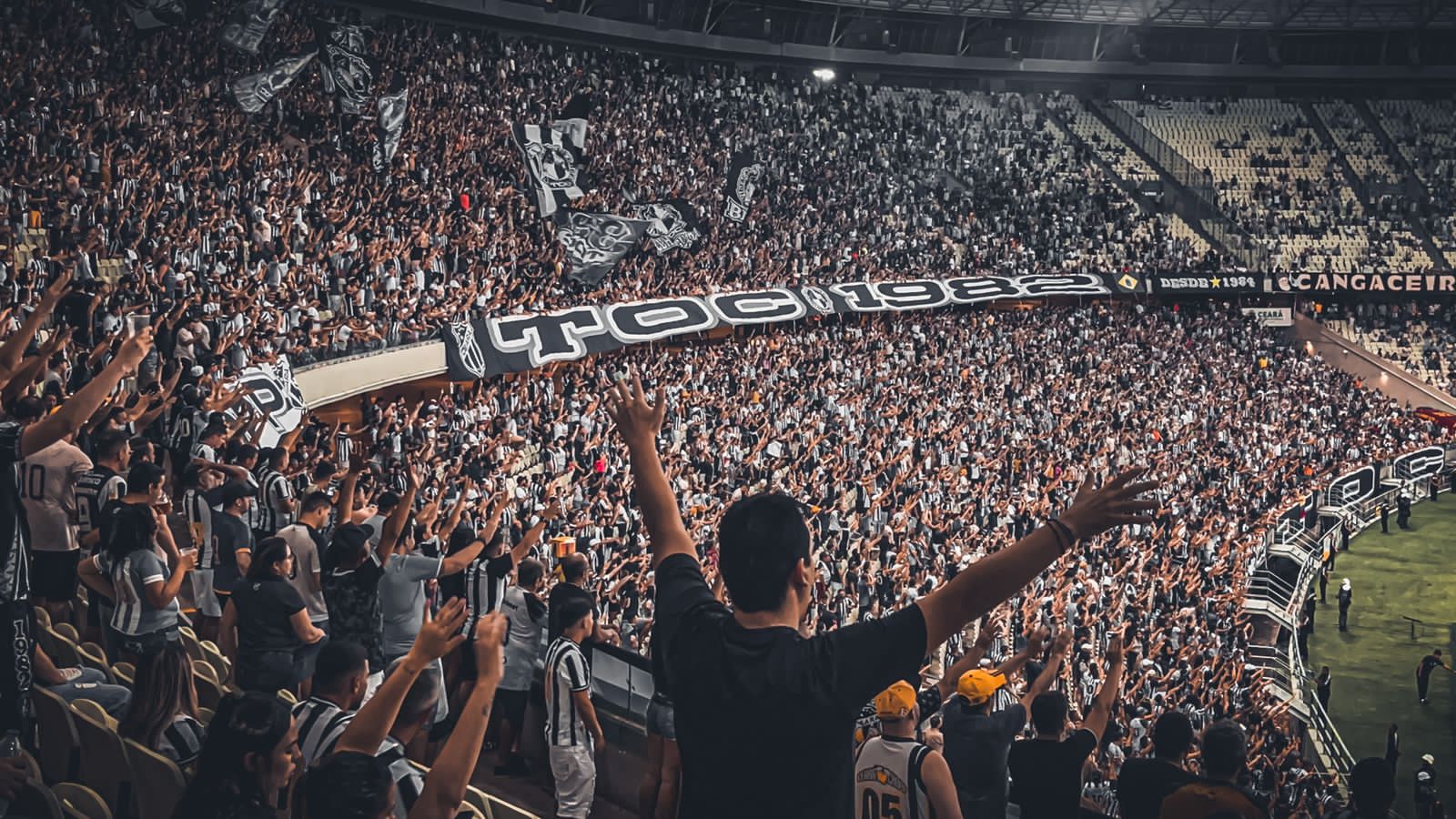 Torcida Cearamor sinistros! Ontem, a nossa torcida deu um show na arquibancada, foram os noventa minutos literalmente incentivando o Ceará Sporting Club. Foi uma vibração do c