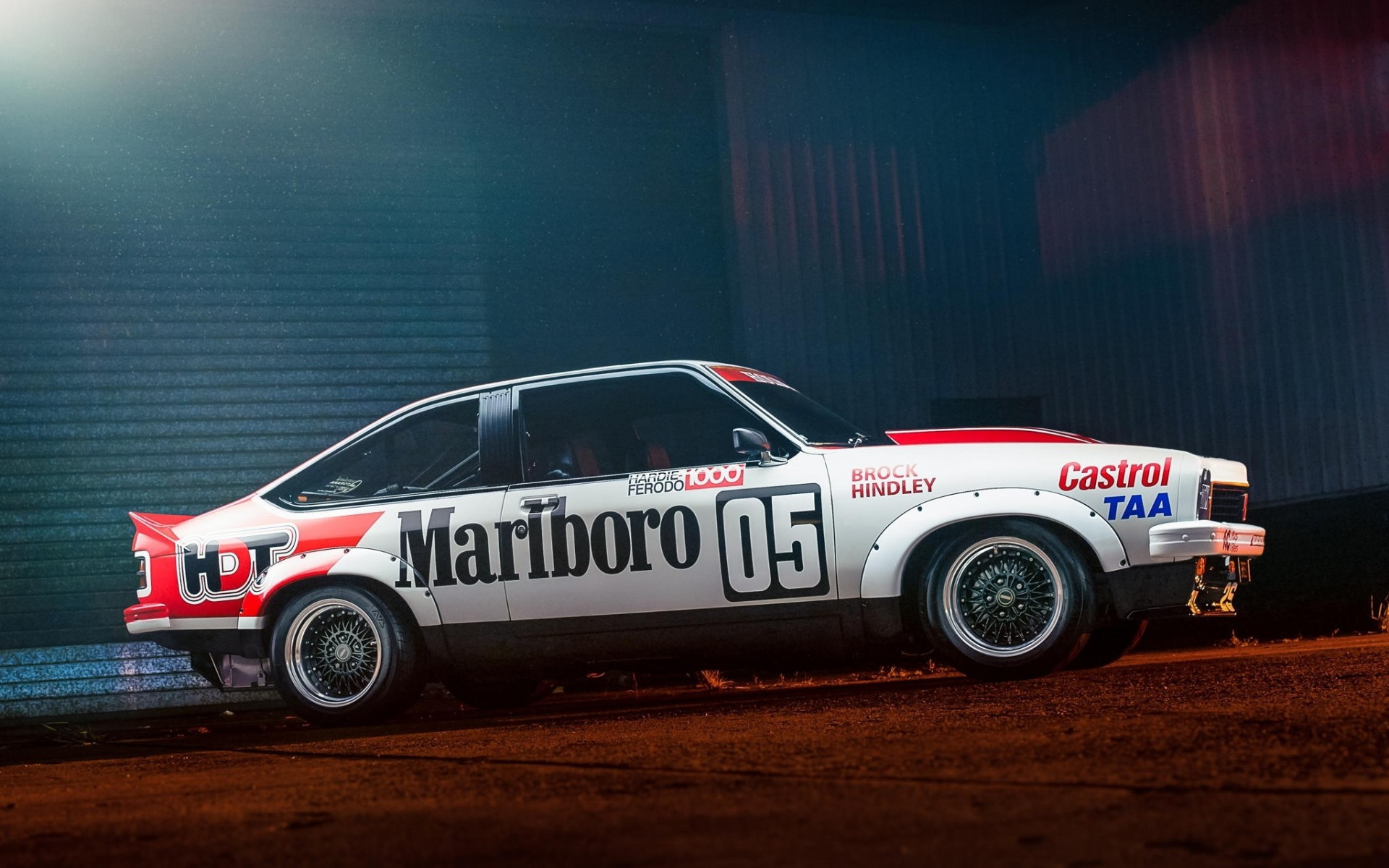 HD Wallpaper of a Classic Race Car: The Marlboro Legend