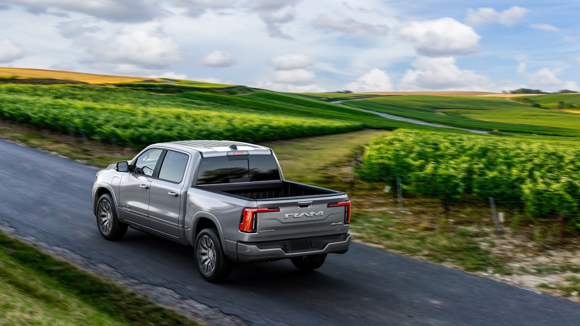 2025 Ram 1500 Ramcharger Plug In Hybrid Pickup Pairs V 6, Big EV Battery