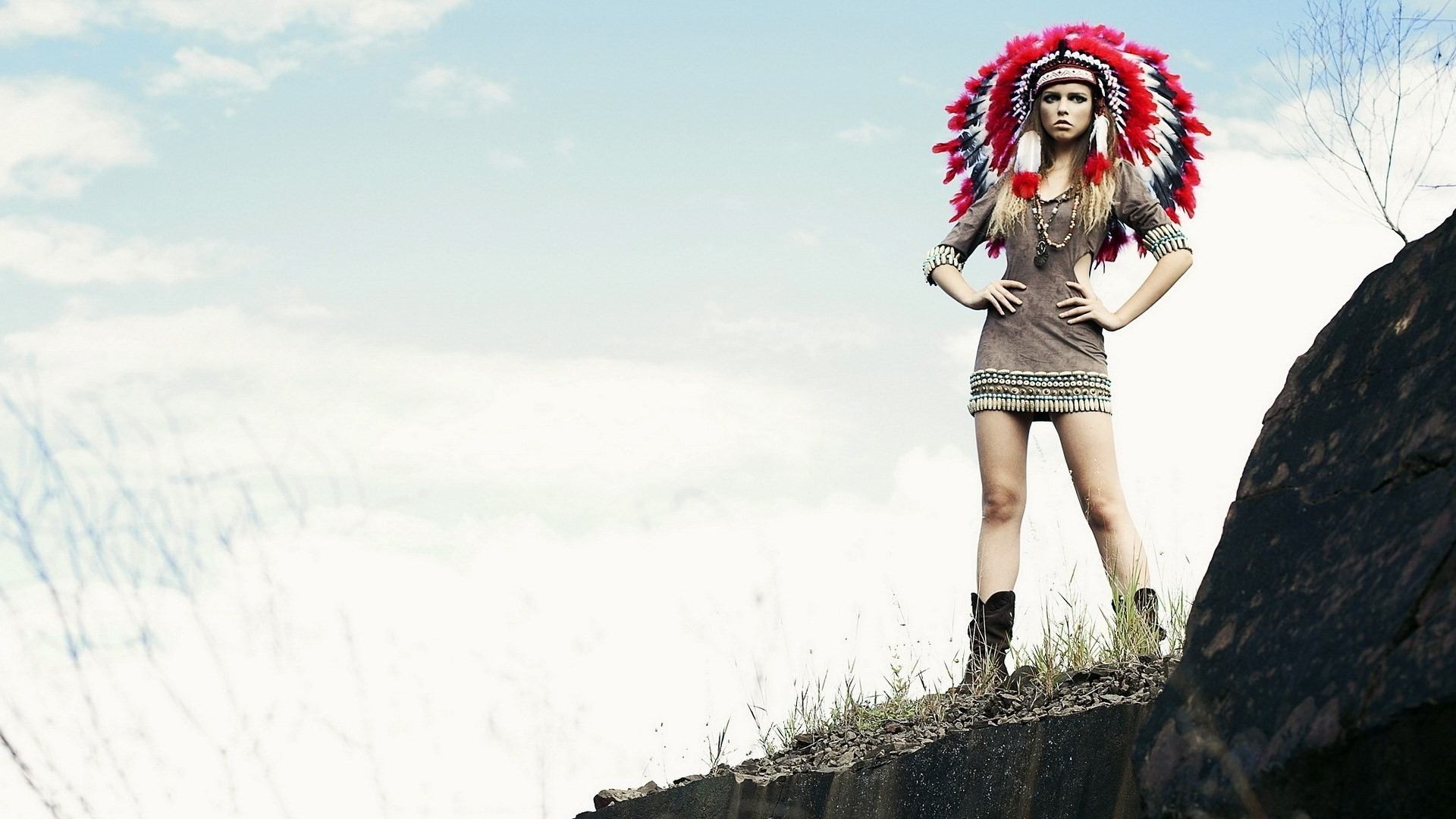 Majestic Native American Woman HD Wallpaper in Traditional Headdress