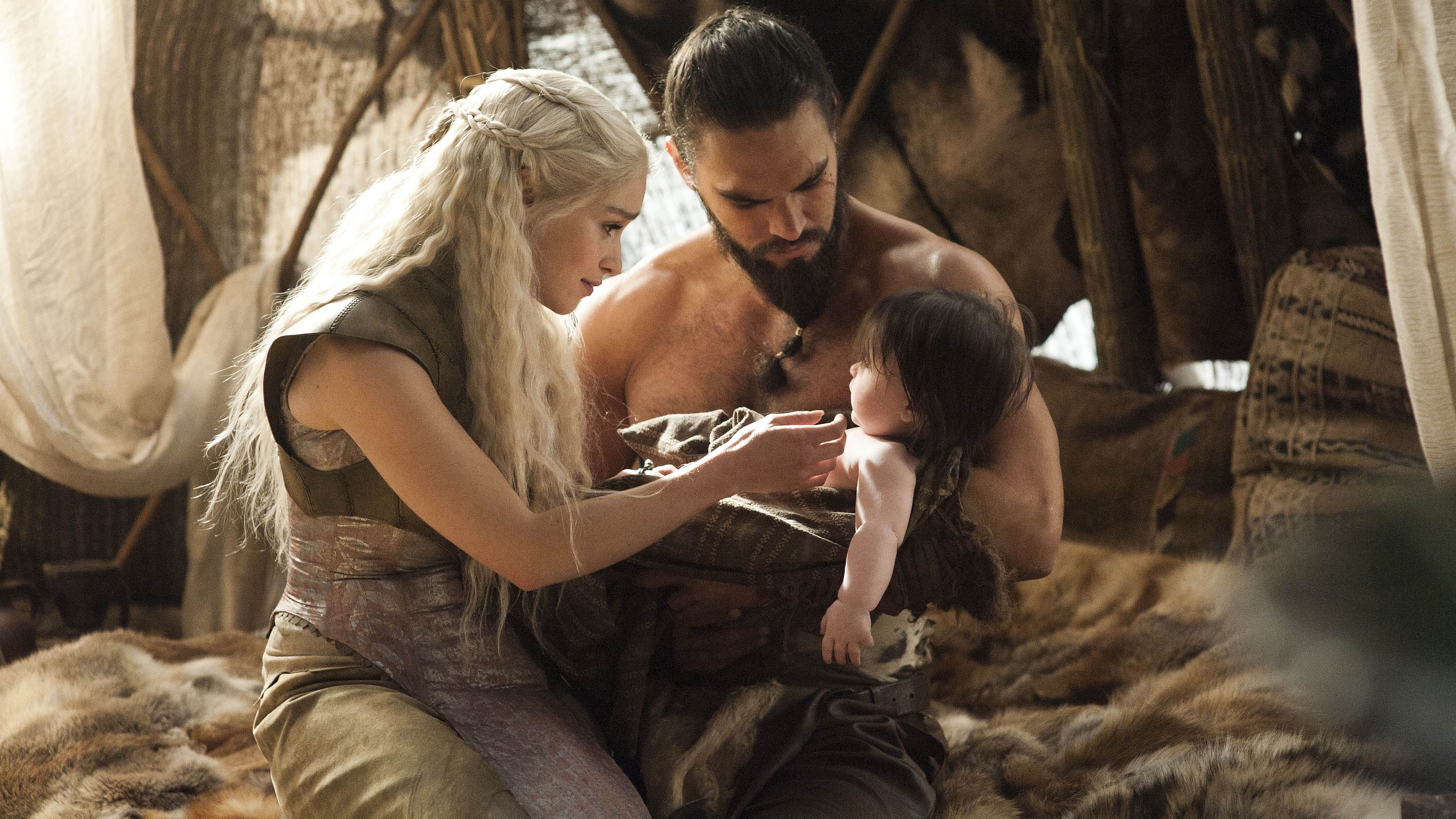 4K Ultra HD Wallpaper of Jason Momoa and Emilia Clarke in Game of Thrones