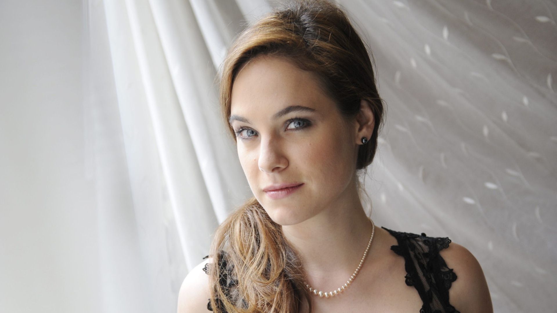 Caroline Dhavernas Desktop Wallpaper 10230