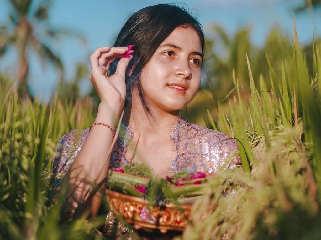 Foto%3A Intip 7 Potret Manis Bulan Sutena %2C Seleb TikTok Bali yang Jago Nyanyi