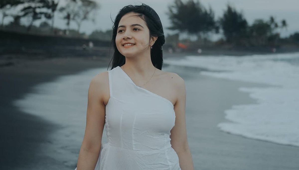 Bulan Sutena Ungkap Kebiasaan saat Galau, Menulis Lagu hingga Doa di Pura, Okezone Celebrity