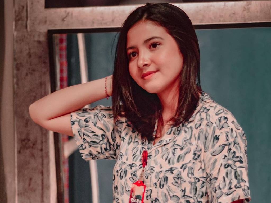 Foto Intip 7 Potret Manis Bulan Sutena, Seleb TikTok Bali yang Jago Nyanyi