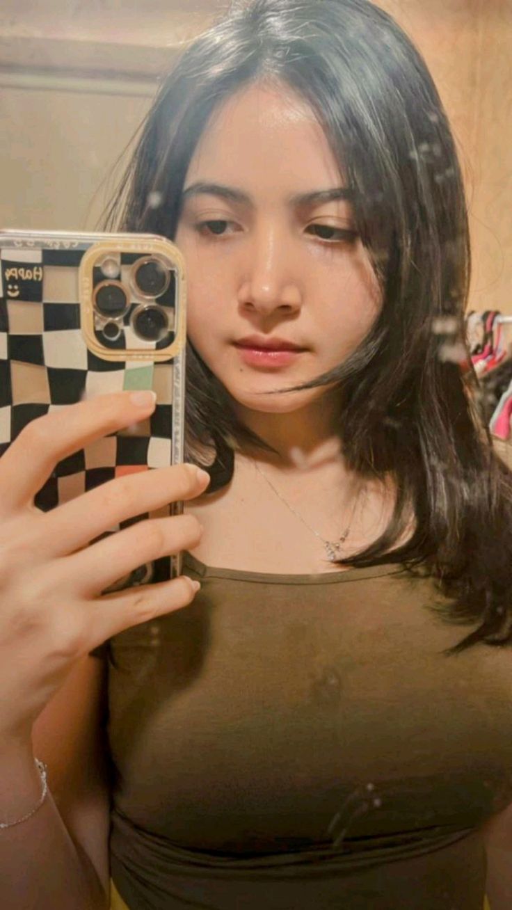 Pin oleh itsmeNiaa di Bulan Sutena. Gaya rambut cantik, Pose fotografi wanita, Gaya rambut