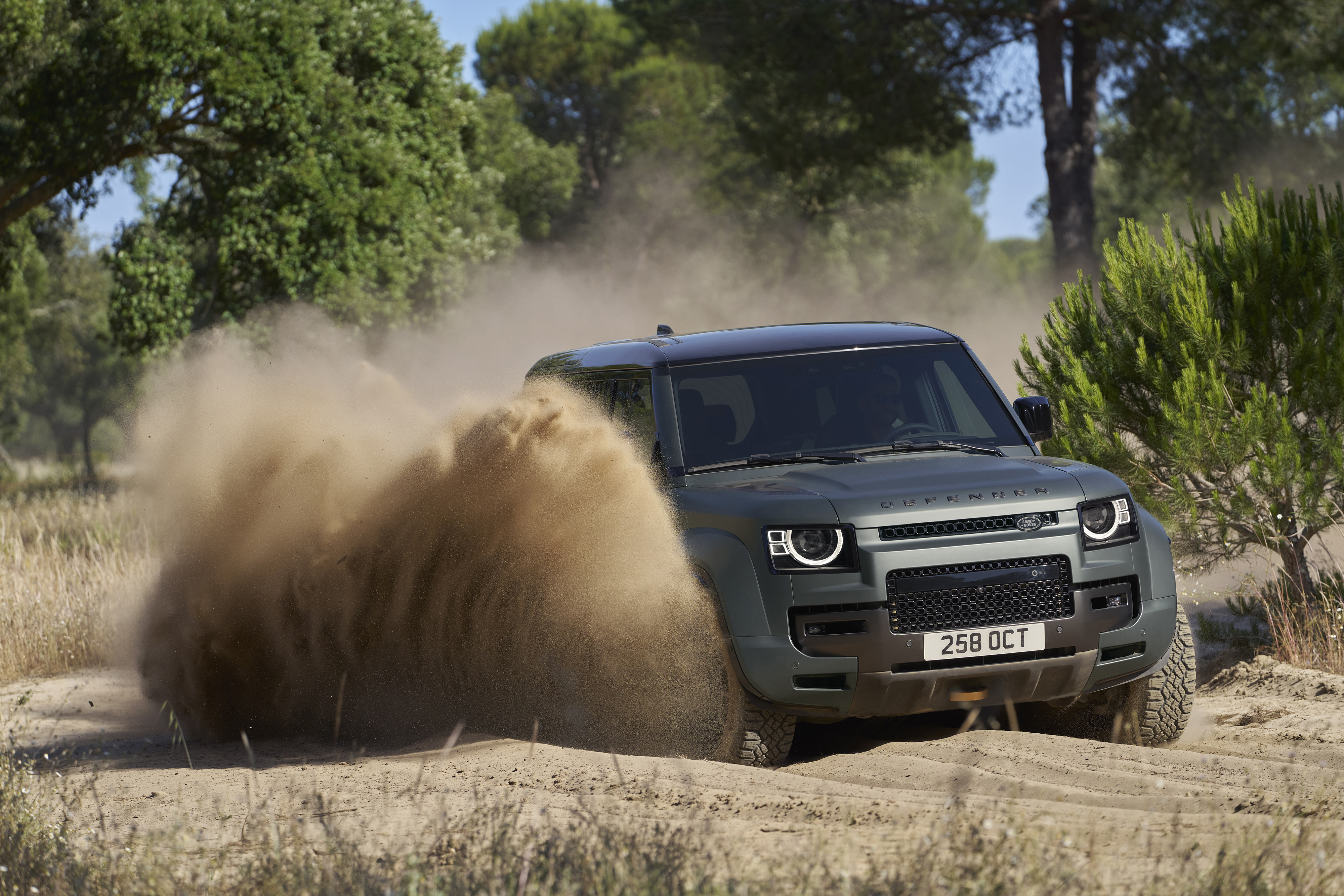 INTRODUCING DEFENDER OCTA THE NEW MASTER OF EXTREME PERFORMANCE ON AND OFF ROAD. Land Rover Media Newsroom