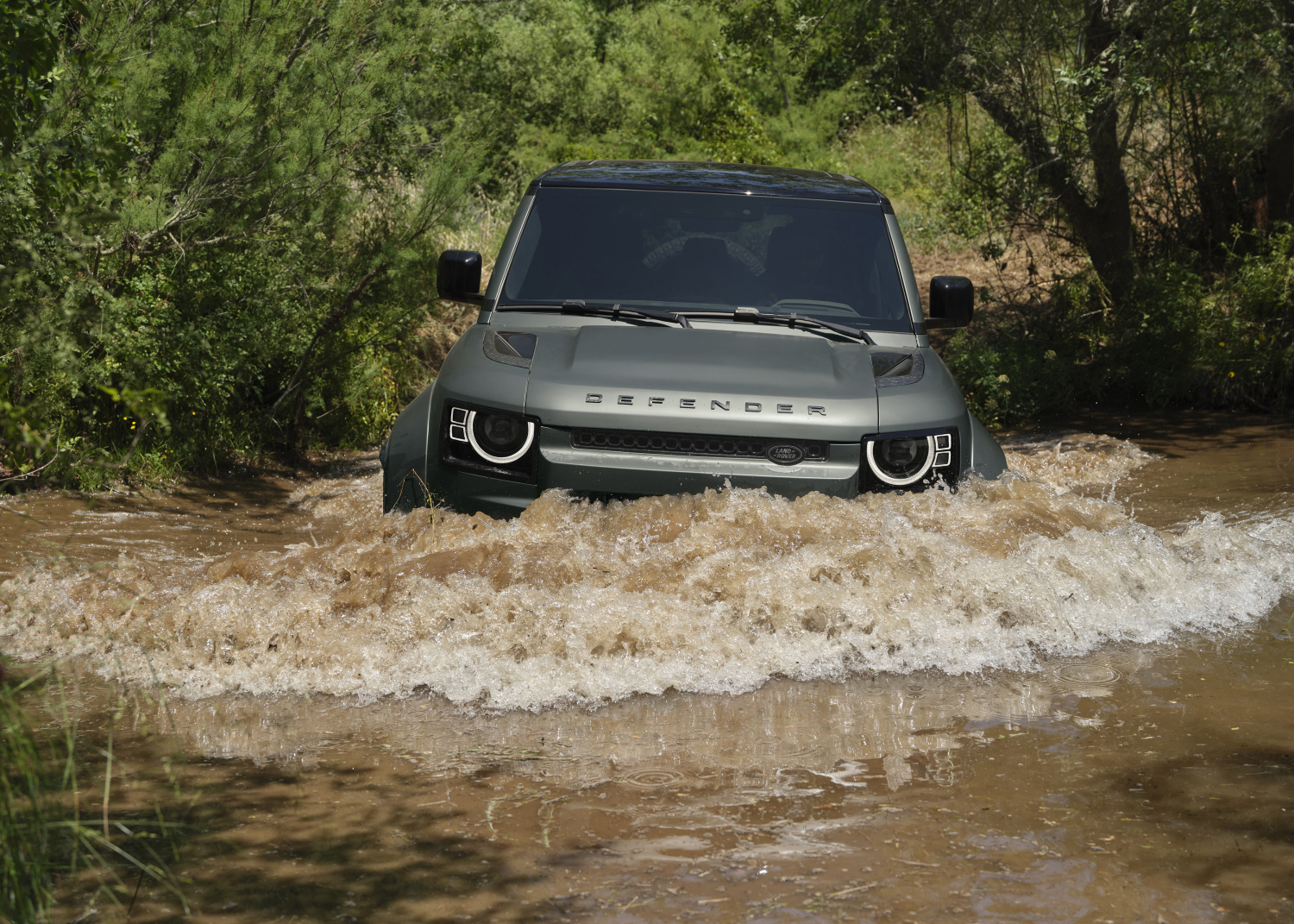 INTRODUCING DEFENDER OCTA THE NEW MASTER OF EXTREME PERFORMANCE ON AND OFF ROAD. Land Rover Media Newsroom