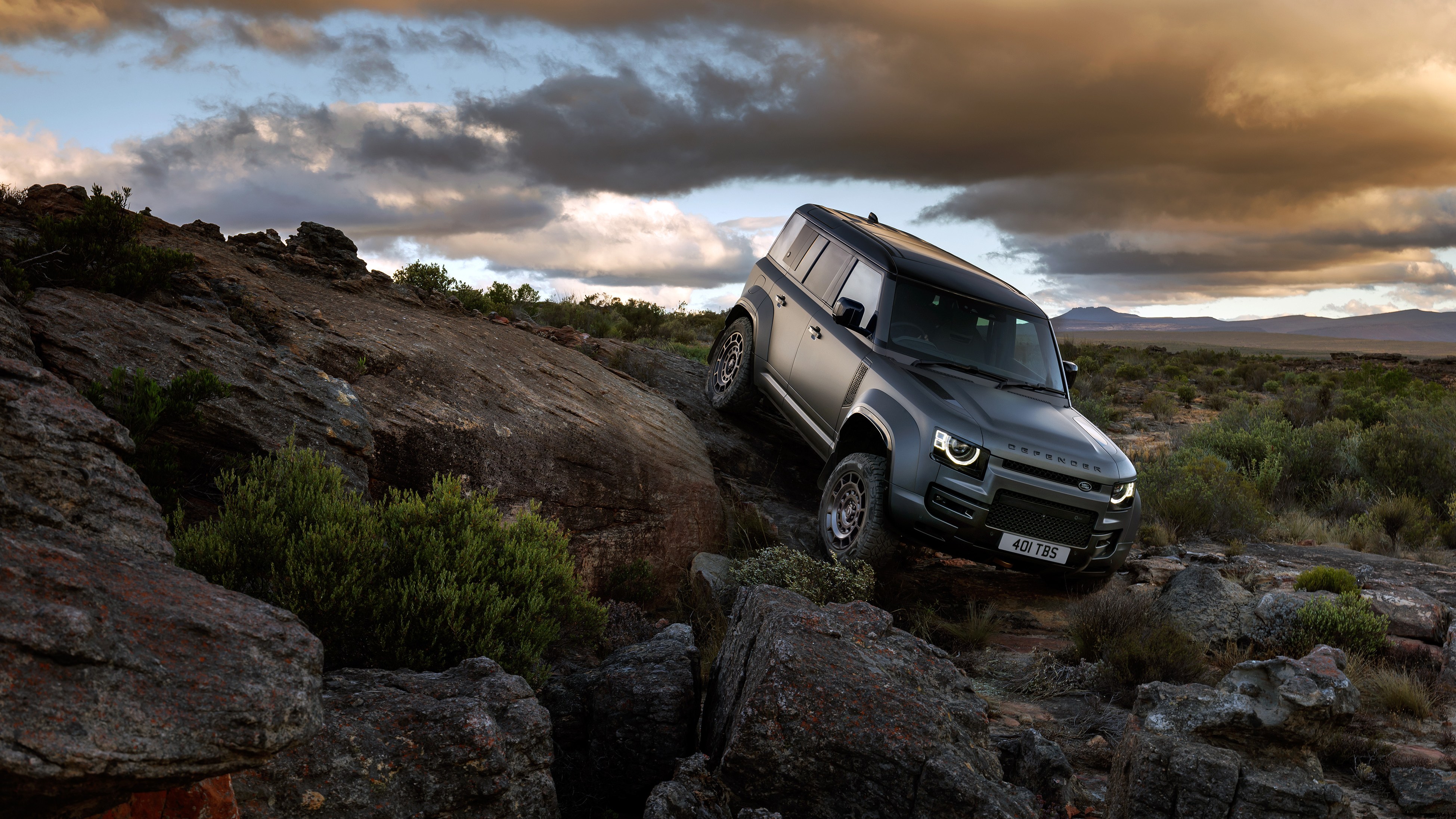 The new Land Rover Defender: the SUV that can climb mountains in luxury