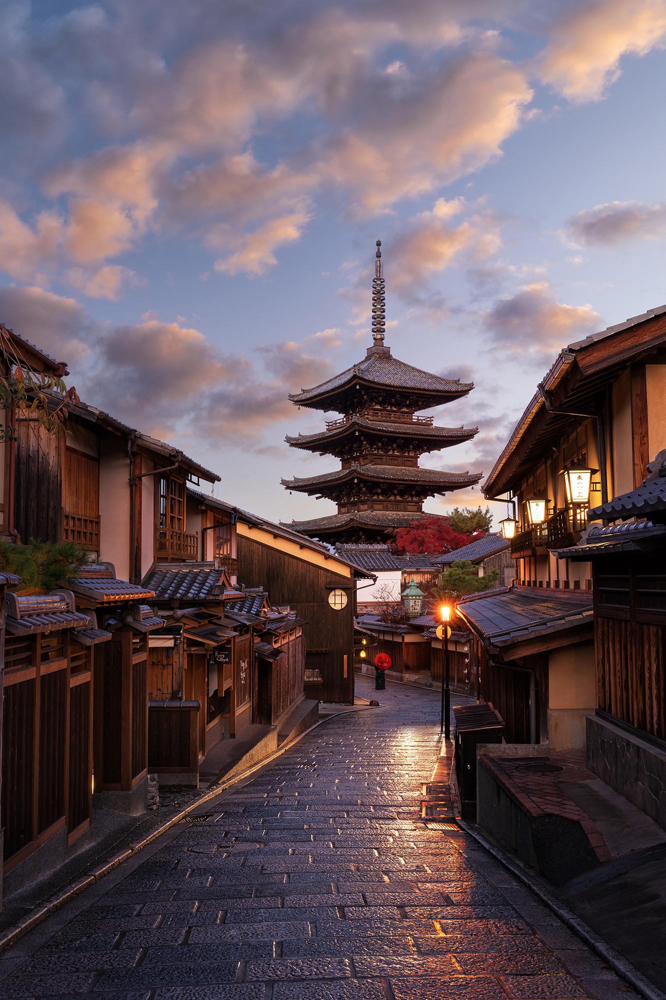 First light on beautiful streets of Kyoto, Japan. [OC]