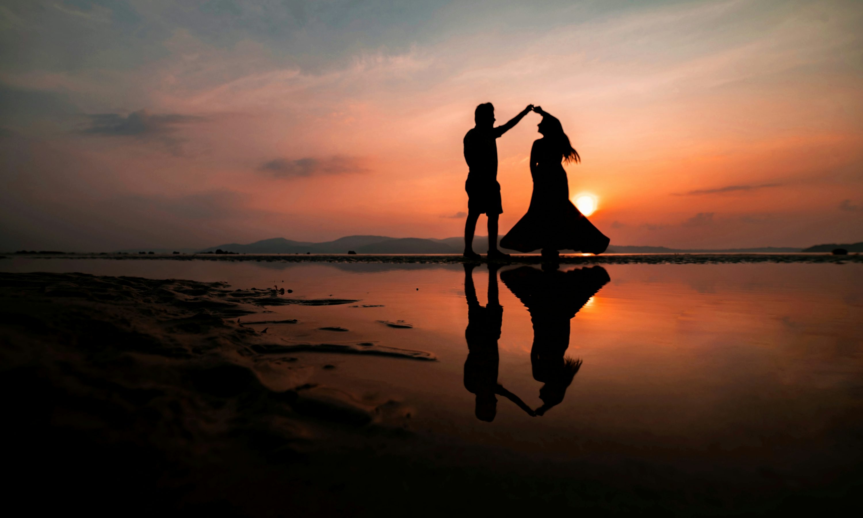 Sunset Couple Picture [Stunning!]. Download Free Image