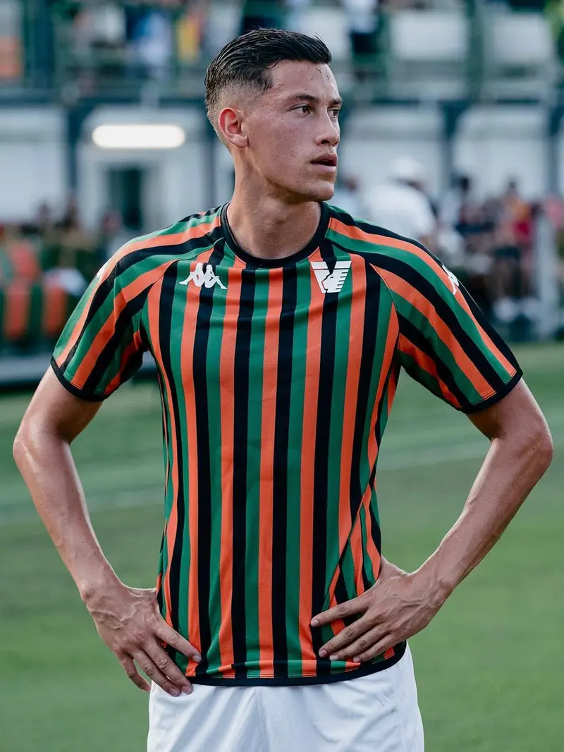 Jay Idzes Curhat ke Media Belanda Dapat Ratusan Kado Sejak Berseragam Timnas Indonesia: Dari Pakaian Tradisional hingga Louis Vuitton Bola.com