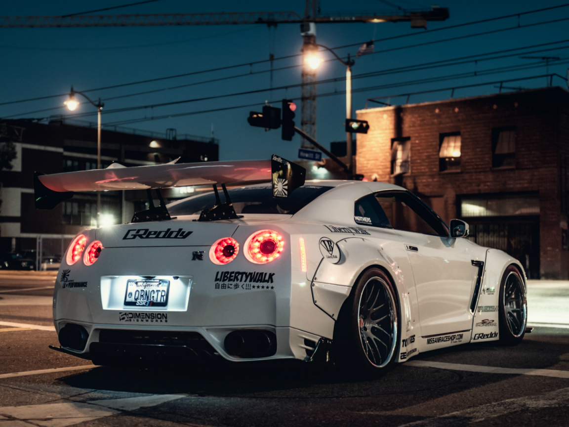 White Nissan GT R Desktop Wallpaper 1152x864
