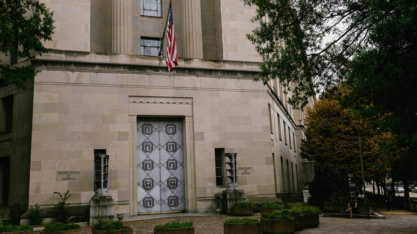 Justice Dept. Reaches Out to Ghislaine Maxwell, a Longtime Epstein Associate