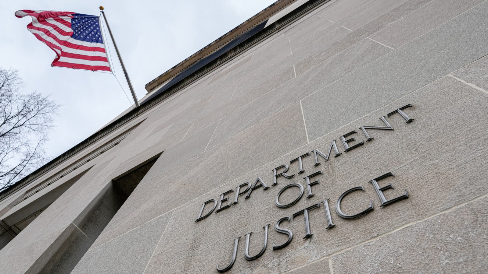 Trump Administration Reverses Course, Will Restart Legal Aid for Migrants