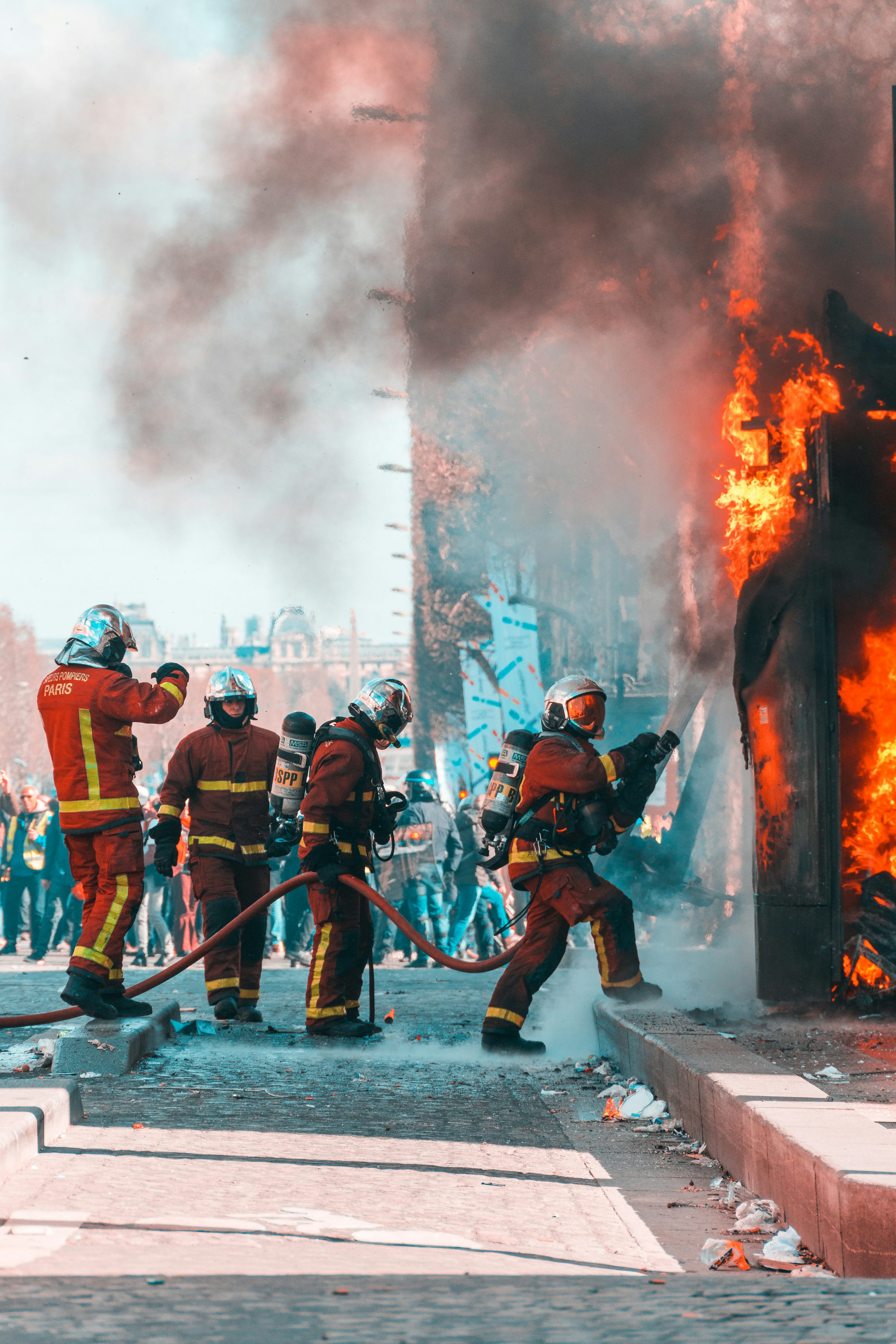 Vigili del fuoco al lavoro su un edificio in fiamme foto