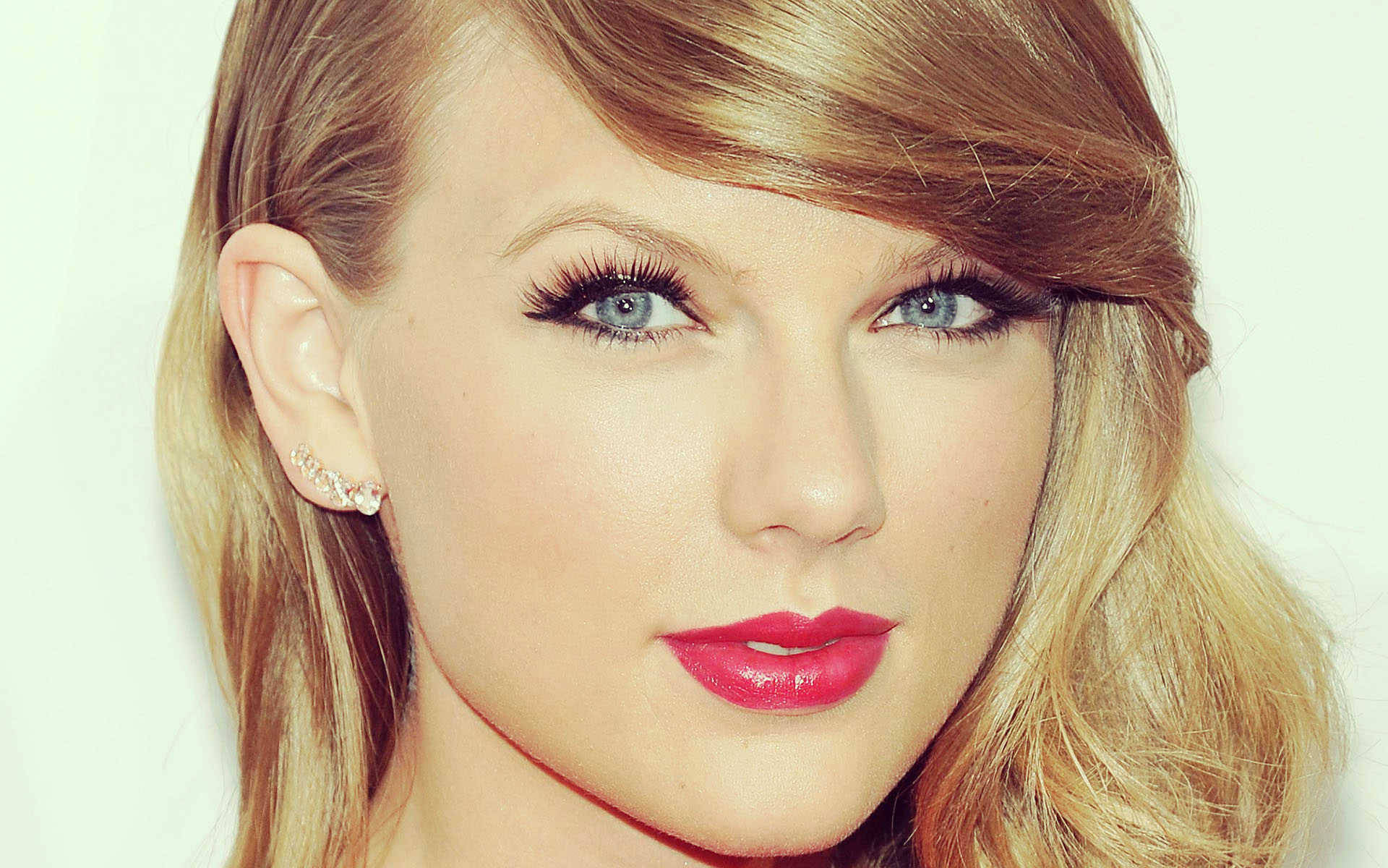 Download Magnetic Charisma Taylor Swift Wallpaper
