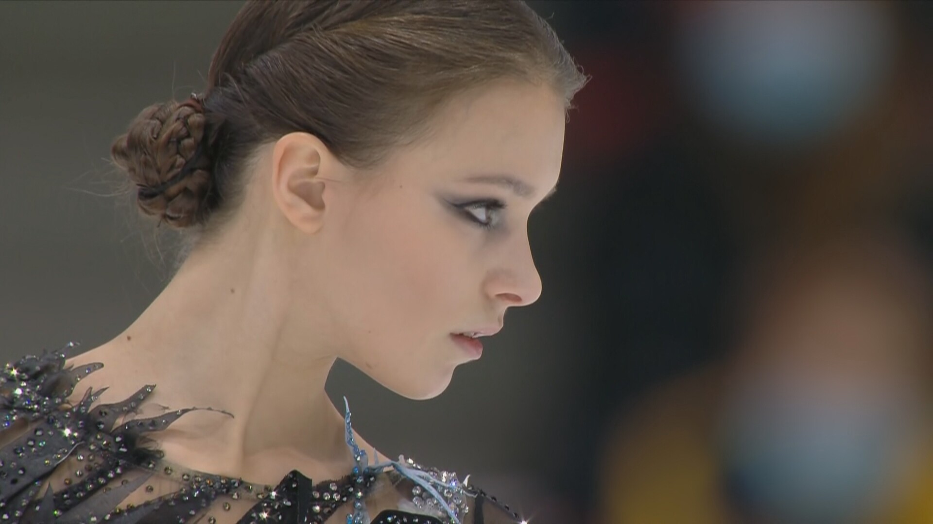 Shcherbakova falls during women's short program