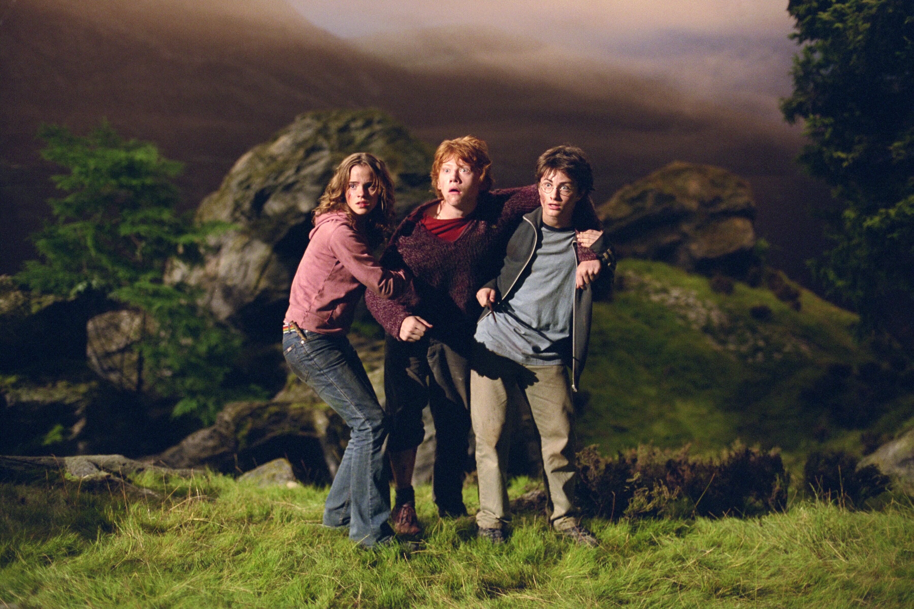 Harry, Ron & Hermione: Iconic Moment from Prisoner of Azkaban HD Wallpaper