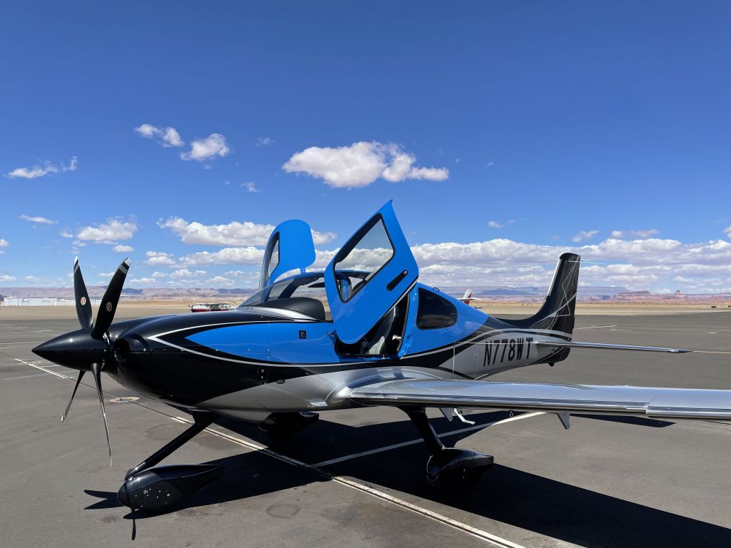 Photo of Cirrus SR22 Turbo (N778WT)